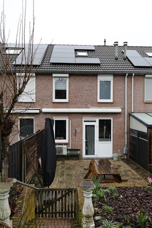 Foto - Te koop: Een goed geïsoleerde tussenwoning met onder meer een zonnige tuin op het zuiden, 3 slaapkamers, fijne badkamer, grote zolder(slaap)kamer, rustige tuin en een garage in Voerendaal.(Kunrade)
